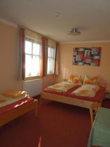 En eller flere senge i et værelse på Gasthof Zentral