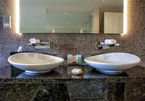 two white sinks on a counter in a bathroom at Grays Court Hotel in York