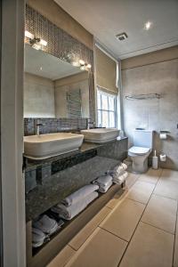 a bathroom with two sinks and a tub and a toilet at Grays Court Hotel in York
