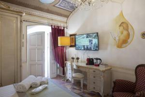 TV a/nebo společenská místnost v ubytování Les Suite Royales + 37 fotografií