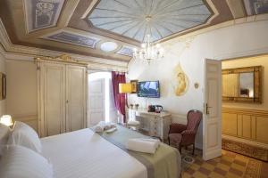 TV a/nebo společenská místnost v ubytování Les Suite Royales