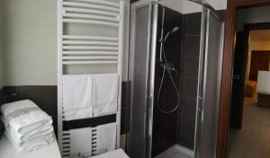 a bathroom with a walk in shower and towels at Casa Palmieri bilocale Indipendente con Giardino Privato Relax sul Monte Amiata in Castel del Piano +13 photos