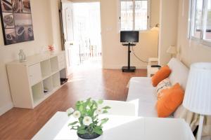 uma sala de estar com um sofá e uma mesa em Playa Pau Pi Eivissa AP945 em Oliva