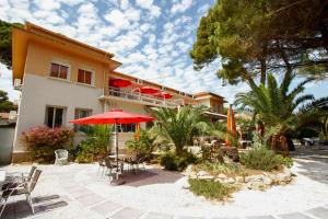 Gallery image of Hotel Le Ceinturon in Hyères