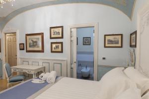 Postel nebo postele na pokoji v ubytování Les Suite Royales