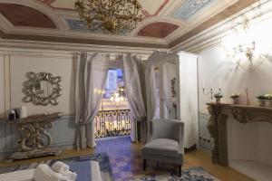 Un pat sau paturi într-o cameră la Les Suite Royales