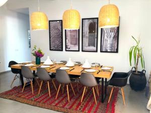 una sala da pranzo con tavolo e sedie in legno di Palais Akki a Marrakech