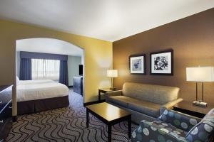 a hotel room with a bed and a couch at La Quinta by Wyndham Meridian / Boise West in Meridian