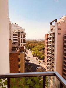 een uitzicht vanaf het balkon van een appartementencomplex bij Departamento boutique en nueva cordoba in Cordoba