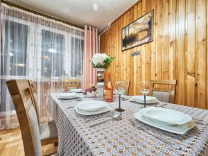 Televízia a/alebo spoločenská miestnosť v ubytovaní Apartament Dwupoziomowy Pardałówka