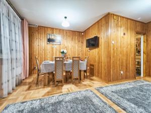 Televízia a/alebo spoločenská miestnosť v ubytovaní Apartament Dwupoziomowy Pardałówka