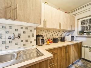 Kuchyňa alebo kuchynka v ubytovaní Apartament Dwupoziomowy Pardałówka