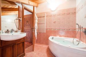 A bathroom at Chalet Alpenrose Bio Wellness Naturhotel