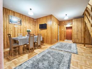 Televízia a/alebo spoločenská miestnosť v ubytovaní Apartament Dwupoziomowy Pardałówka