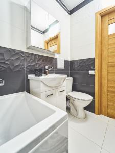 Kúpeľňa v ubytovaní Apartament Dwupoziomowy Pardałówka