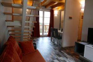 sala de estar con escalera y comedor en Appartamenti Tasel with heated Pool en Malcesine