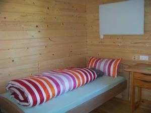 Un pat sau paturi într-o cameră la Ferienhaus Brunnenweiher