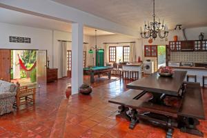 a kitchen and living room with a table and pool table at Casa do Vale Paraíso - Piscina e Court de Ténis a 30 min de Lisboa in Vale do Paraíso