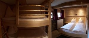 グロースアルルにあるBlockhaus Ganschitterの二段ベッド2組が備わる客室です。