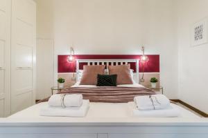 1 cama blanca grande con 2 almohadas en Wine Apartments Florence Sangiovese, en Florencia