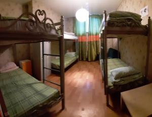 ノヴォシビルスクにあるHostel Domの家の中の二段ベッド3台が備わる部屋