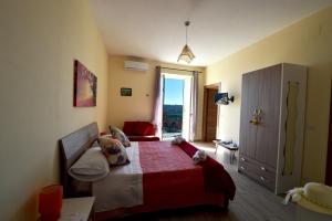 um quarto com uma cama com um cobertor vermelho em Il Paradiso Degli Dei em Agerola