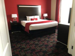 Кровать или кровати в номере Wingate by Wyndham Lake Charles Casino Area