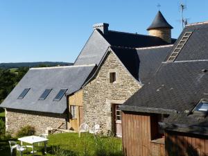 - une vue sur la maison depuis le jardin dans l'établissement GITE DE CARACTERE, à Lopérec