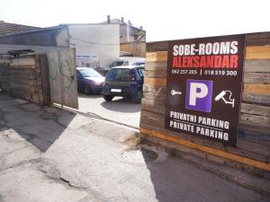 a sign for a parking garage with a parking lot at Sobe Rooms Aleksandar in Niš