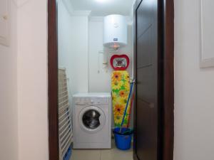 eine Waschküche mit Waschmaschine in einem Zimmer in der Unterkunft Sirena Resort Curaçao in Willemstad