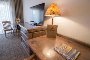 TV a/nebo společenská místnost v ubytování Table Mountain Inn
