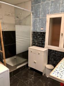 ラン・アン・ヴェルコールにあるVilla pleinevieのバスルーム(シャワー、白いキャビネット付)