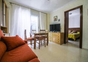 - un salon avec un canapé et une salle à manger dans l'établissement Santa Faz Old Town, à Benidorm