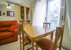 - une salle à manger avec une table et un canapé dans l'établissement Santa Faz Old Town, à Benidorm