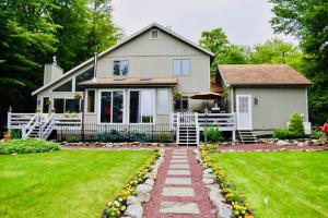 Κήπος έξω από το Mt. Maplewood Lake House Apt.