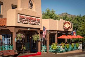 un restaurant avec banc devant un bâtiment dans l'établissement Table Mountain Inn, à Golden