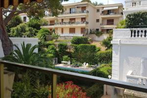 - une vue depuis le balcon d'un immeuble avec piscine dans l'établissement PERLE TURQUOISE, à Antibes