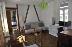 sala de estar con sofá y mesa en Geibelhof, en Karben