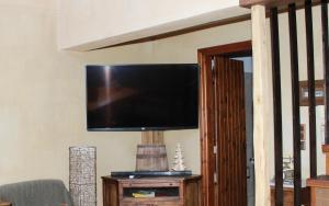 TV a/nebo společenská místnost v ubytování DIMITRA's VILLAS