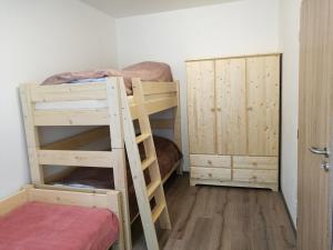 Zimmer mit 2 Etagenbetten und einem Schrank in der Unterkunft Apartmán G4 Maty in Frymburk