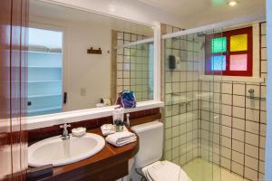 a bathroom with a sink and a toilet and a shower at Chez Pitu Praia Hotel in Búzios