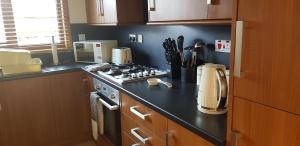 Kuchyň nebo kuchyňský kout v ubytování 20 Stormyhill Road, Portree, Isle of Skye + 11 fotografií