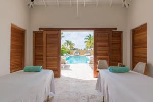 Łóżko lub łóżka w pokoju w obiekcie Dolphin Suites & Wellness Curacao