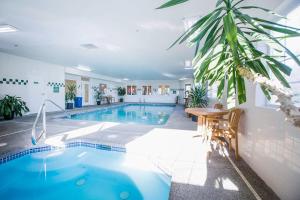 a large swimming pool with a table and a tablektop at Red Lion Inn & Suites McMinnville in McMinnville