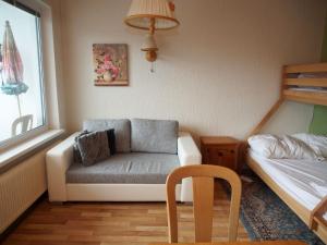 Cette petite chambre comprend une chaise et un lit. dans l'établissement Mountain View Apartment, à Bad Mitterndorf