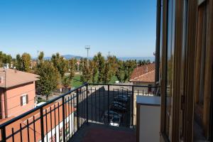 einen Balkon mit Blick auf einen Parkplatz in der Unterkunft Cozy Home in Monte Amiata in Abbadia San Salvatore