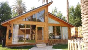 ein Haus mit einer großen Glastür in der Unterkunft Akwakh Almzraah for Families Only in Riad