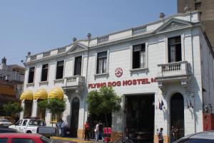 un grand bâtiment blanc avec un hôpital pour chiens dans une rue dans l'établissement Flying Dog Lima B&B, à Lima