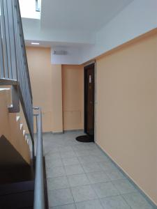 un pasillo vacío con una puerta y una escalera en Apartment Branicevska 1 en Požarevac