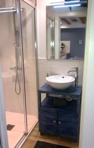 y baño con lavabo y ducha. en Vilamarlux III en Vilassar de Mar